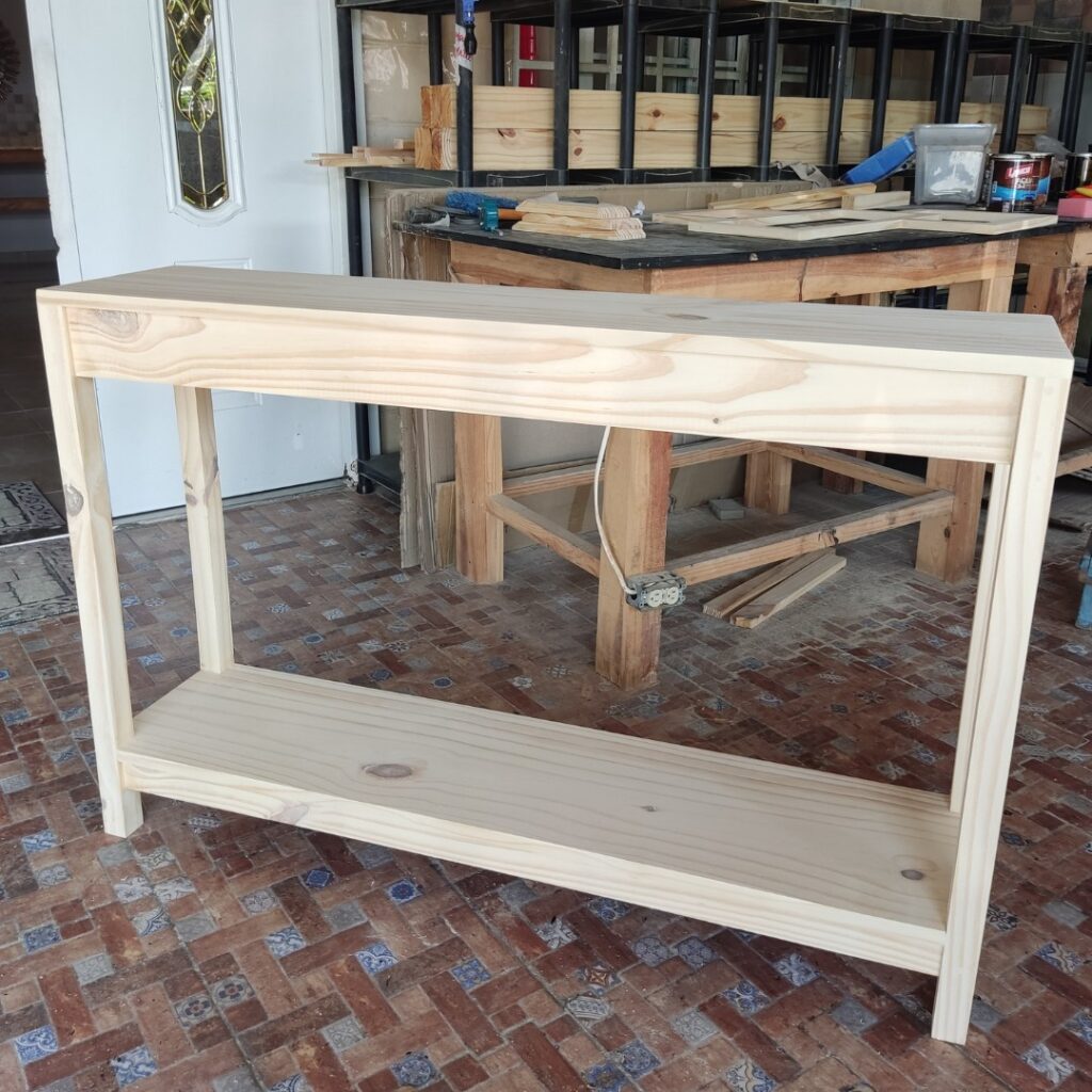 Mueble de madera en natural sellado